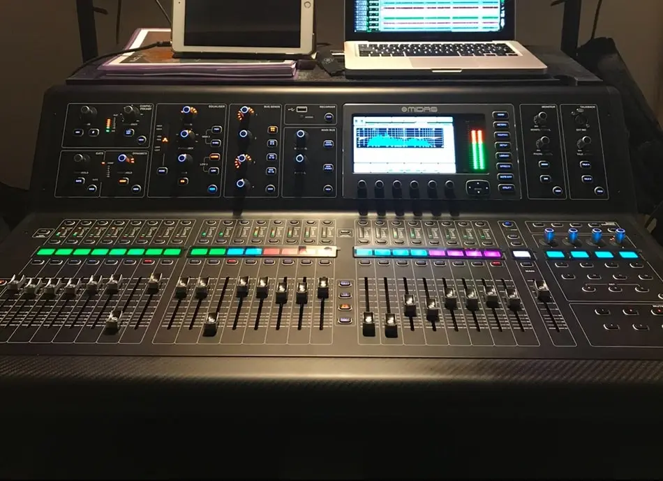 Console de mixage professionnelle avec faders et EQ